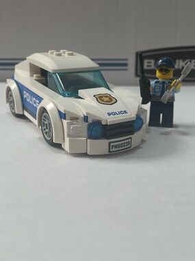 LEGO CITY Police Patrol Car 60239 with Police Officer Minifigure + Accessories